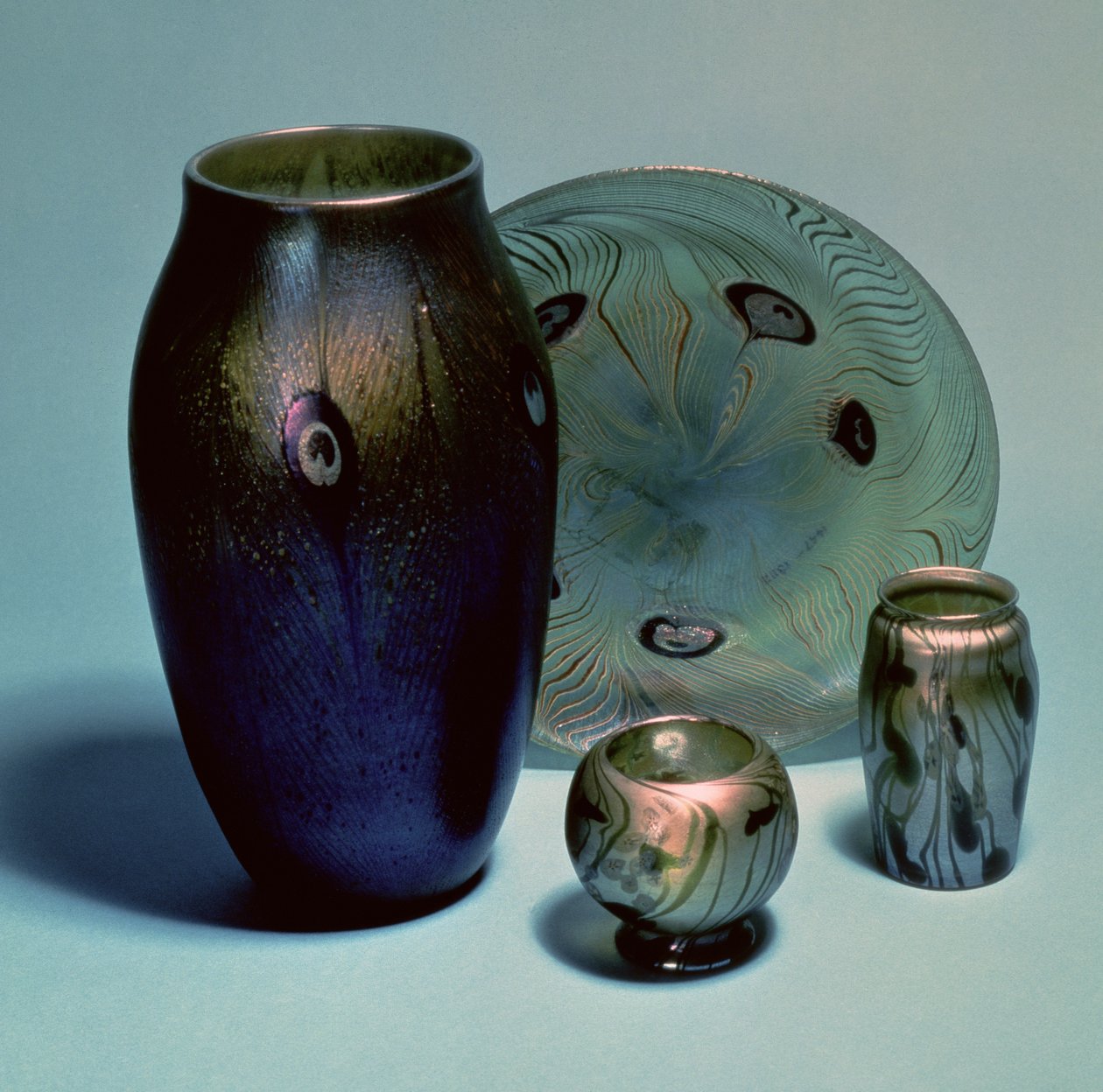 Tiffany favriililautanen ja maljakoita, New York, n.1890 (lasia). tekijältä Louis Comfort Tiffany