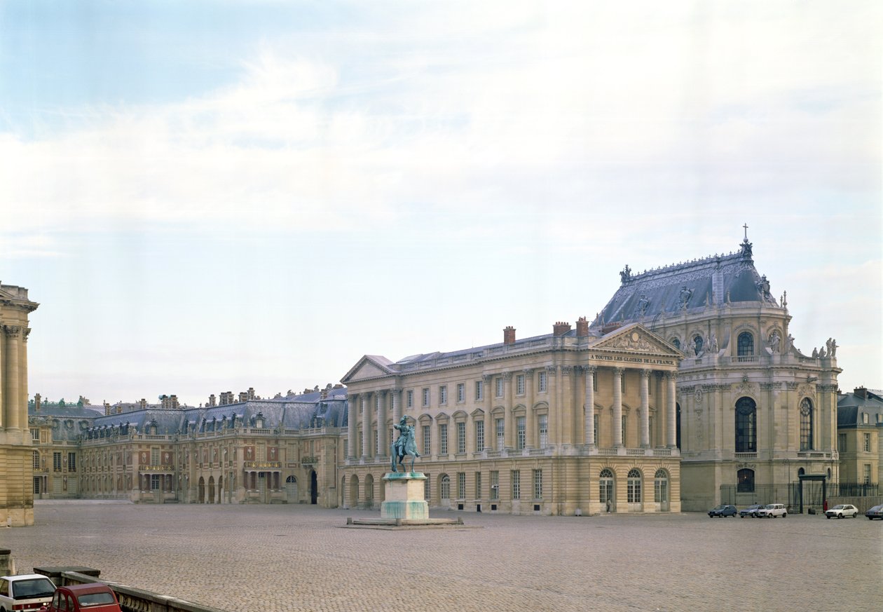 Marmoripiha (äärivasemmalla), joka johtaa kuninkaalliseen sisäpihaan (keskellä) 1660-luvulta tekijältä Louis Le Vau