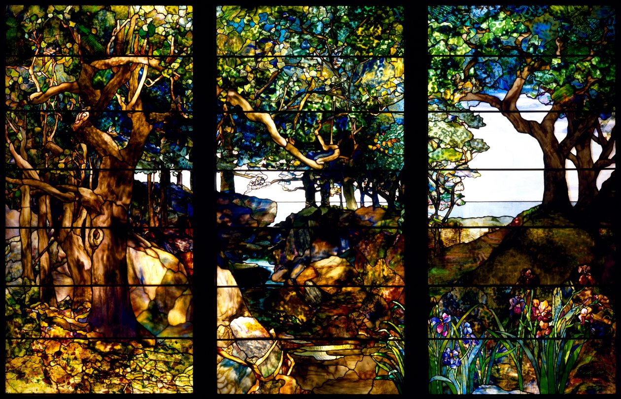 Metsämaisema kolmessa paneelissa, n. 1905 (lasia, kuparifoliota, lyijyä ja puuta) tekijältä Louis Comfort Tiffany