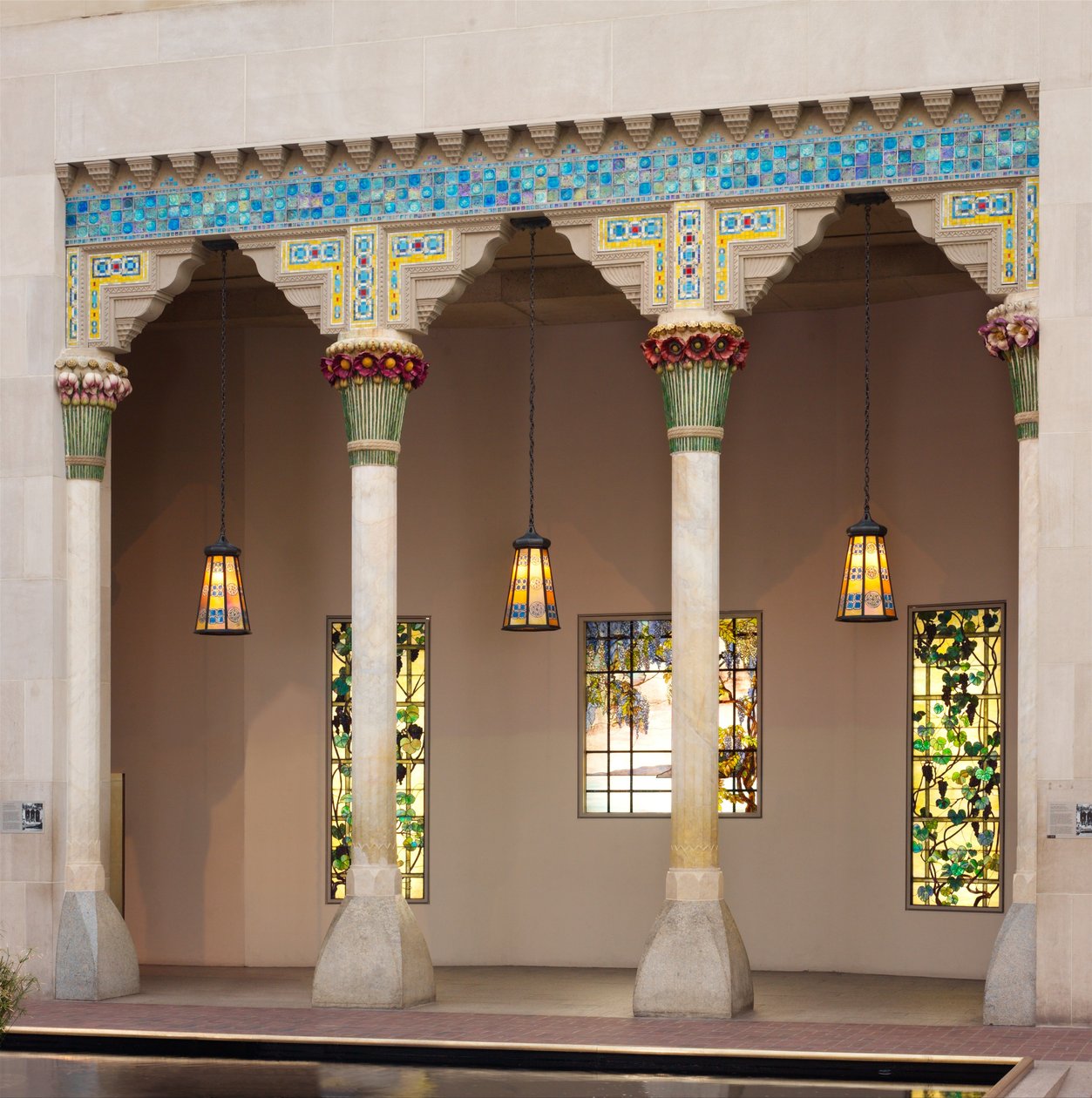 Arkkitehtonisia elementtejä Laurelton Hallista, Oyster Bay, New York, noin 1905 (kalkkikivi, keramiikka ja Fravrile-lasi). tekijältä Louis Comfort Tiffany