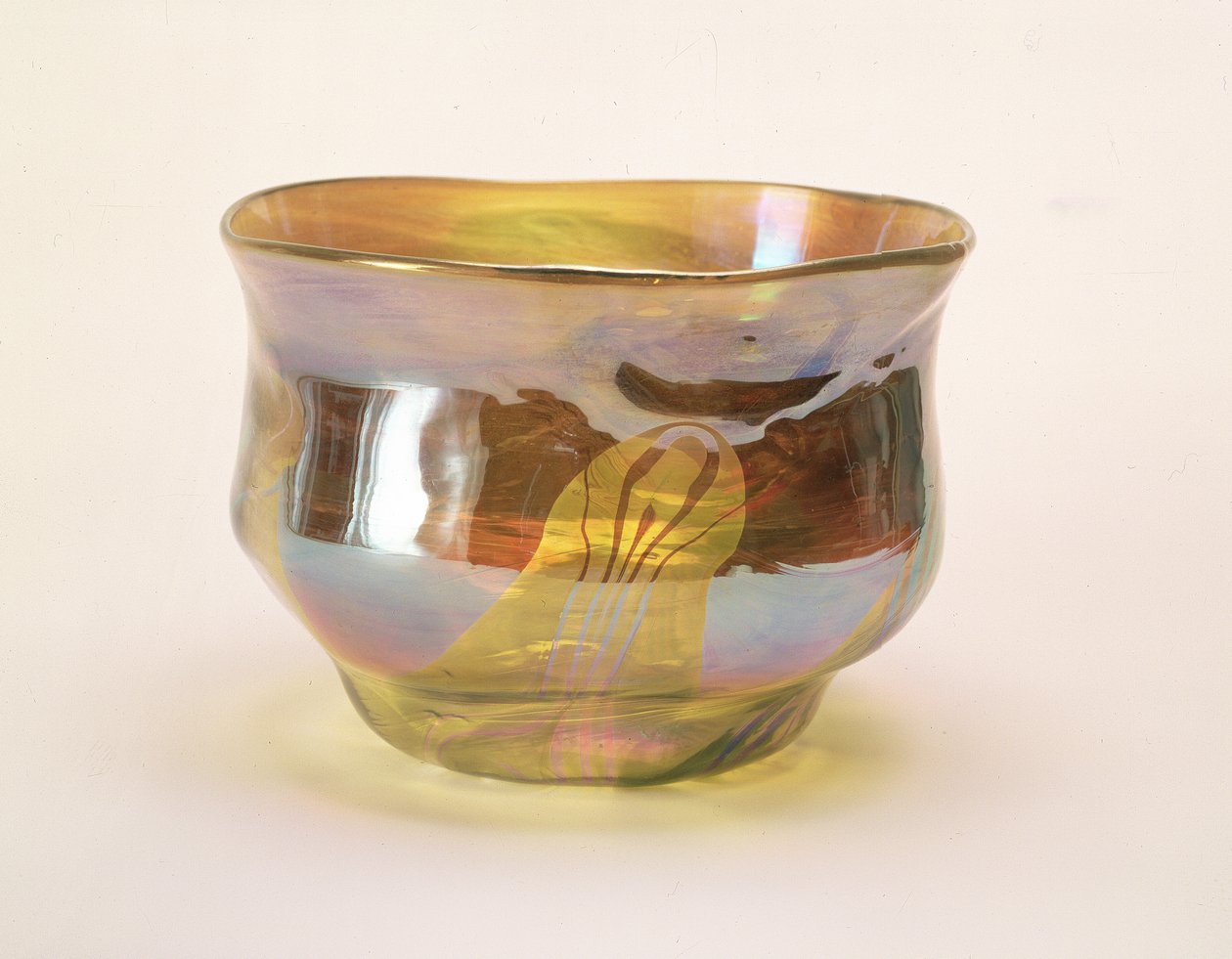 Favrile Bowl, Glass Decorating Companylle, New York, n. 1894 (keltainen lasi irisoimalla) tekijältä Louis Comfort Tiffany