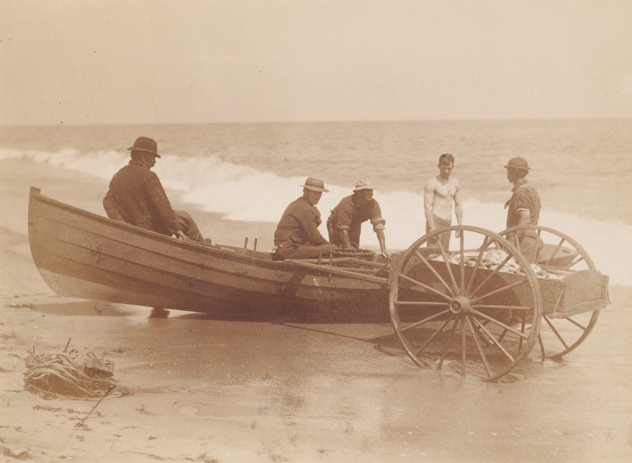 Kalastajat purkamassa venettä, Sea Bright, New Jersey tekijältä Louis Comfort Tiffany