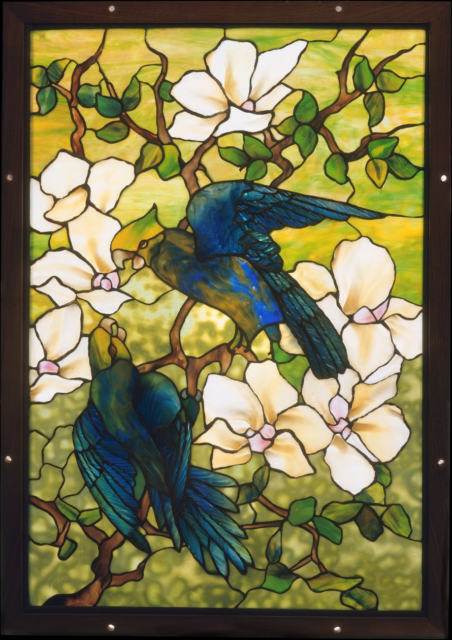 Hibiskus ja papukaijat, n.1910-20 (lyijylasia). tekijältä Louis Comfort Tiffany