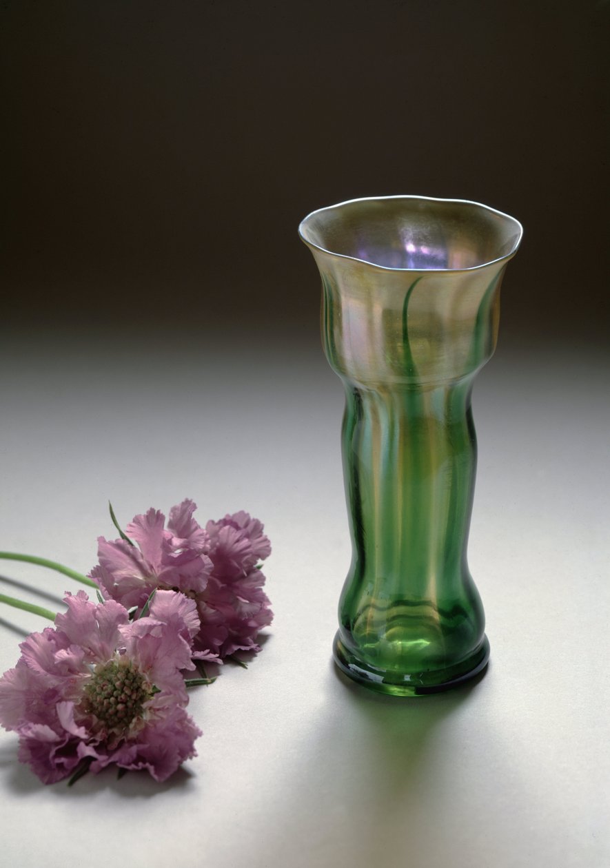 Irisoiva lasimaljakko Louis Comfort Tiffanylta (1848-1933), Liberty tyyli tekijältä Louis Comfort Tiffany