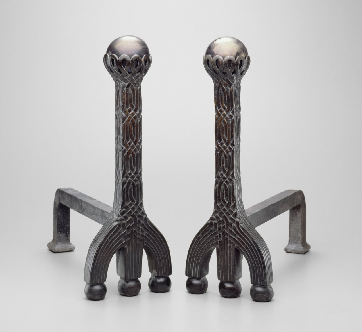 Andrautapari, n. 1892/1902 (pronssi muhkealla lasilla) tekijältä Louis Comfort Tiffany