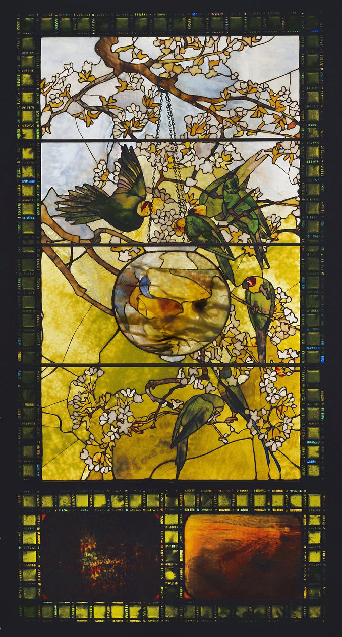 Papukaijat ja kultakalakulho, n. 1893 tekijältä Louis Comfort Tiffany
