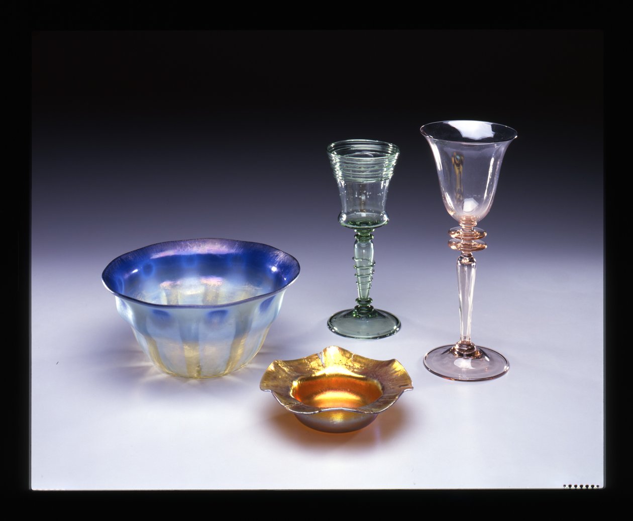 Sarja lasitavaraa tekijältä Louis Comfort Tiffany