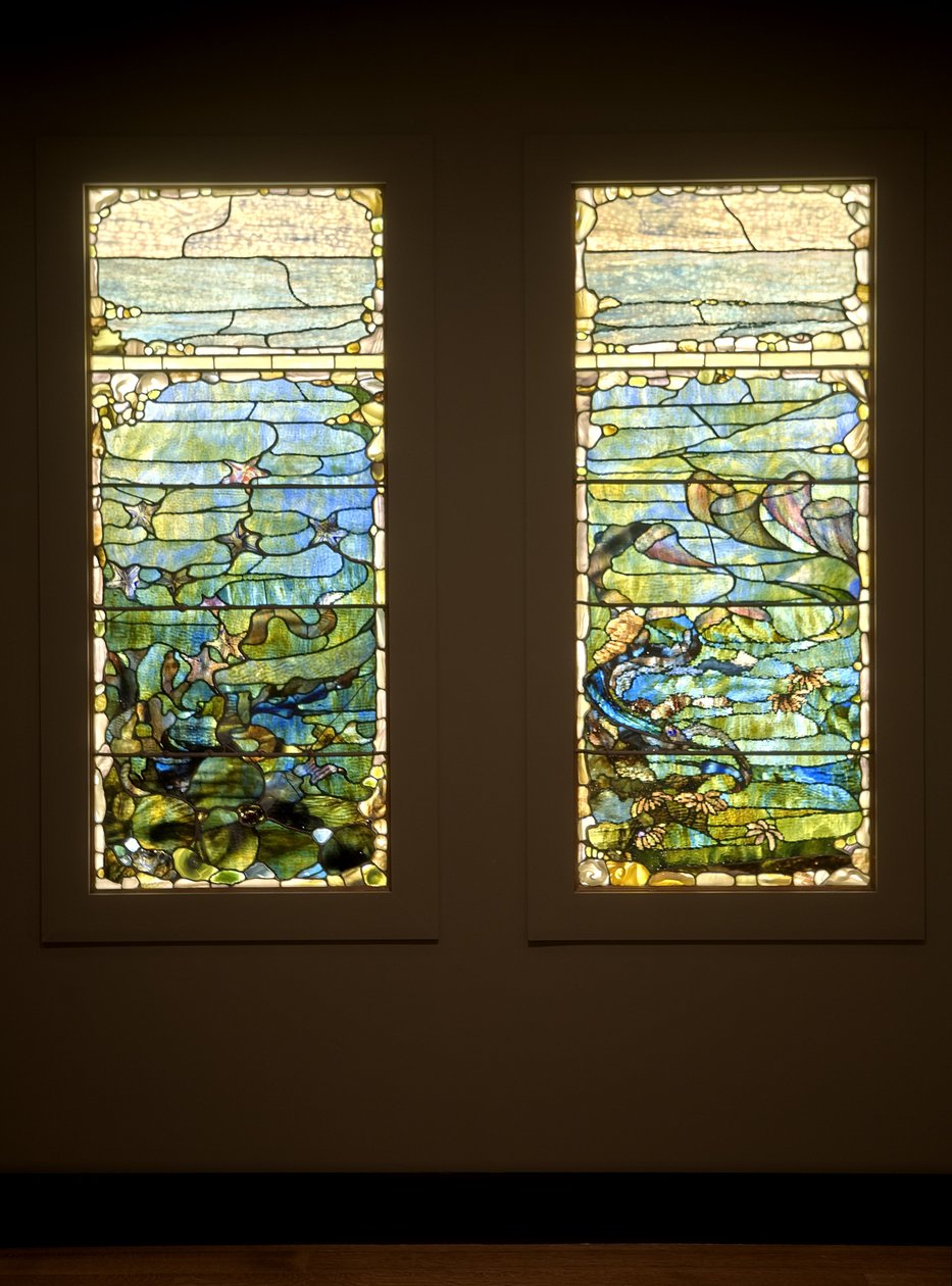 Ikkuna meritähtillä ("kevät") ja ikkuna merivuokolla ("kesä"), n. 1885-1895 (lasia, lyijyä, rautaa ja puurunkoa (alkuperäinen)) tekijältä Louis Comfort Tiffany