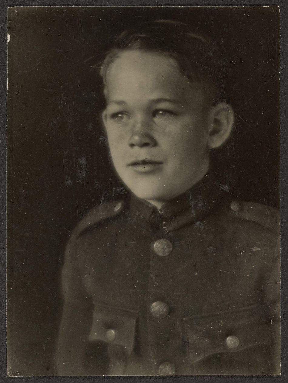 [Poika pukeutui univormuun] tekijältä Louis Fleckenstein