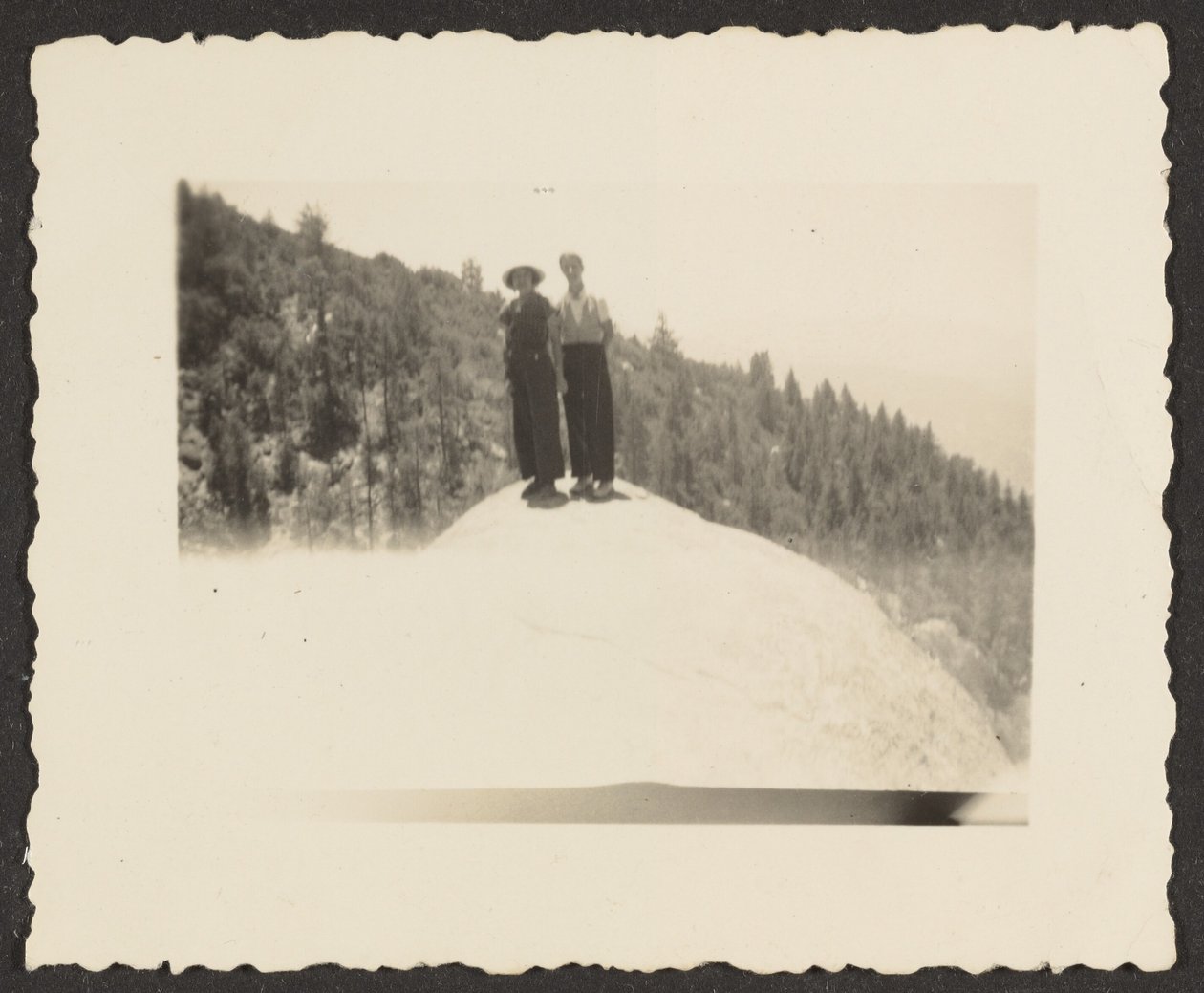[Figures Standing on Rock] tekijältä Louis Fleckenstein
