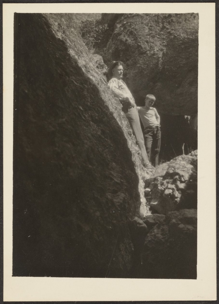 [Figures in Sunlight on Rocks] tekijältä Louis Fleckenstein