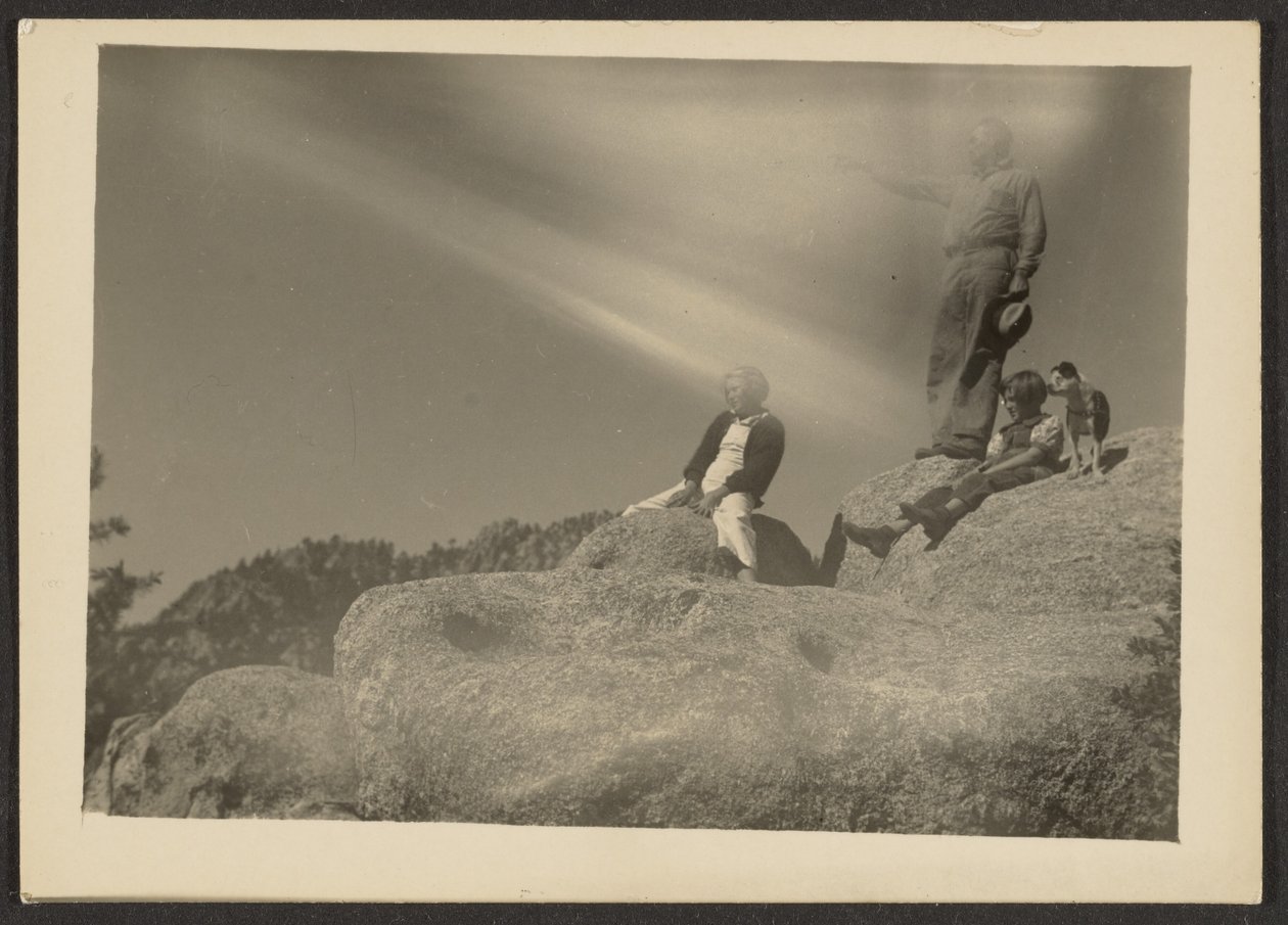 [Figures on Rocks] tekijältä Louis Fleckenstein