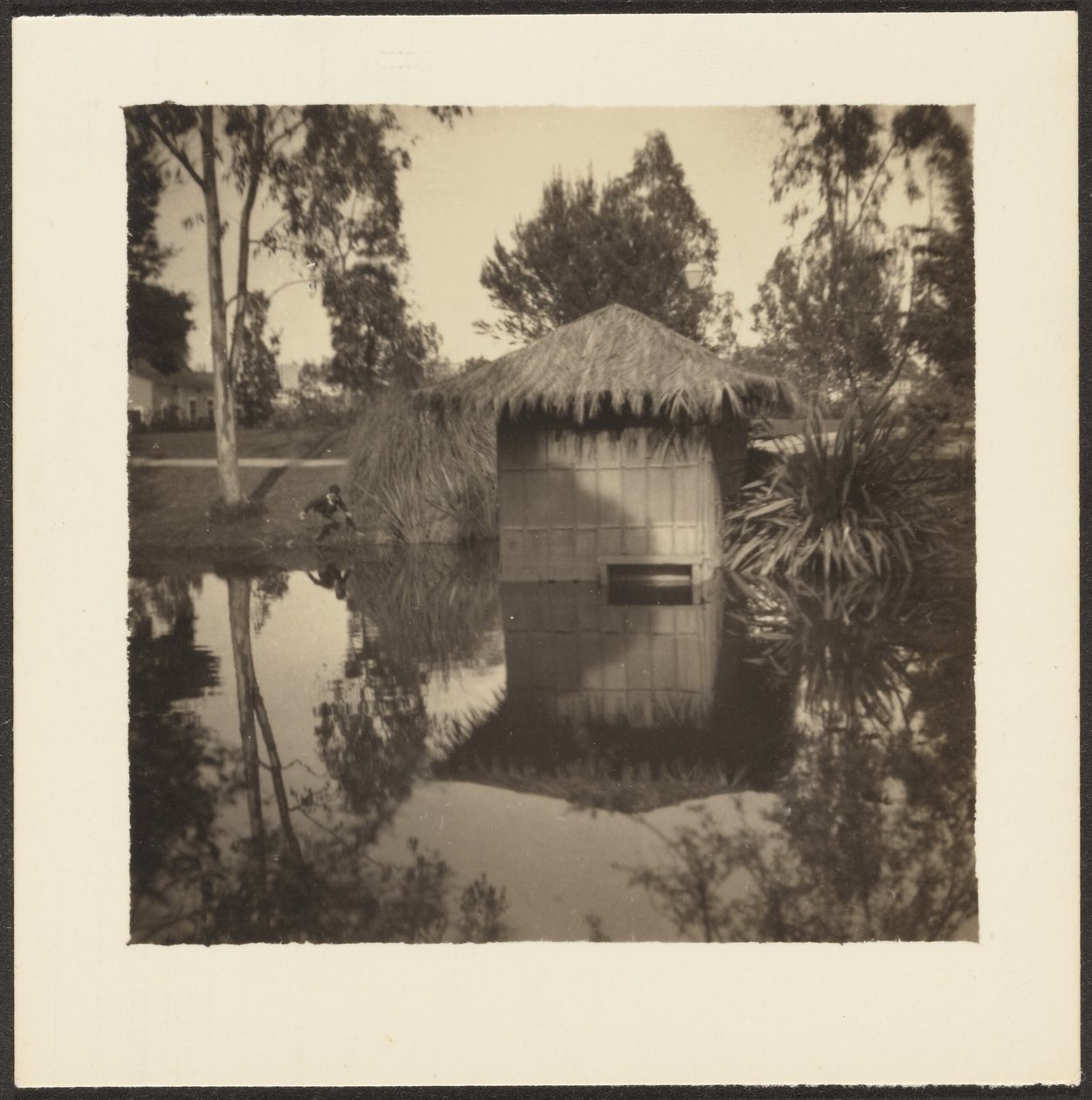 [Hut on Pond] tekijältä Louis Fleckenstein