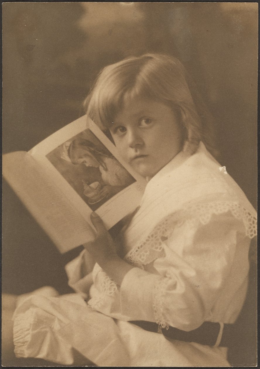 [Muotokuva lapsesta, joka pitää kirjaa avoinna samankaltaisen kuvituksen kohdalta] tekijältä Louis Fleckenstein
