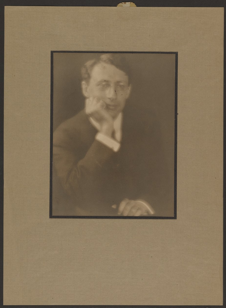 [Muotokuva miehestä, joka nojaa leukansa käteensä] tekijältä Louis Fleckenstein