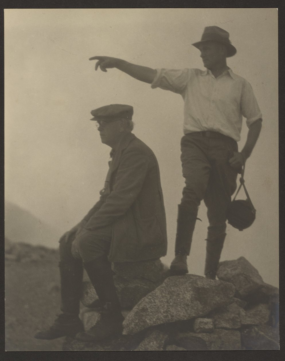 [Kaksi vasemmalle katsovaa miestä, Old Baldy Peak] tekijältä Louis Fleckenstein