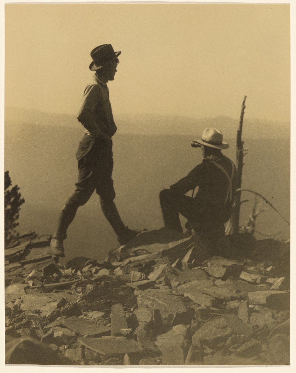 [Kaksi miestä katsomassa kaukaisuuteen (mahdollisesti Old Baldy Peak)] tekijältä Louis Fleckenstein
