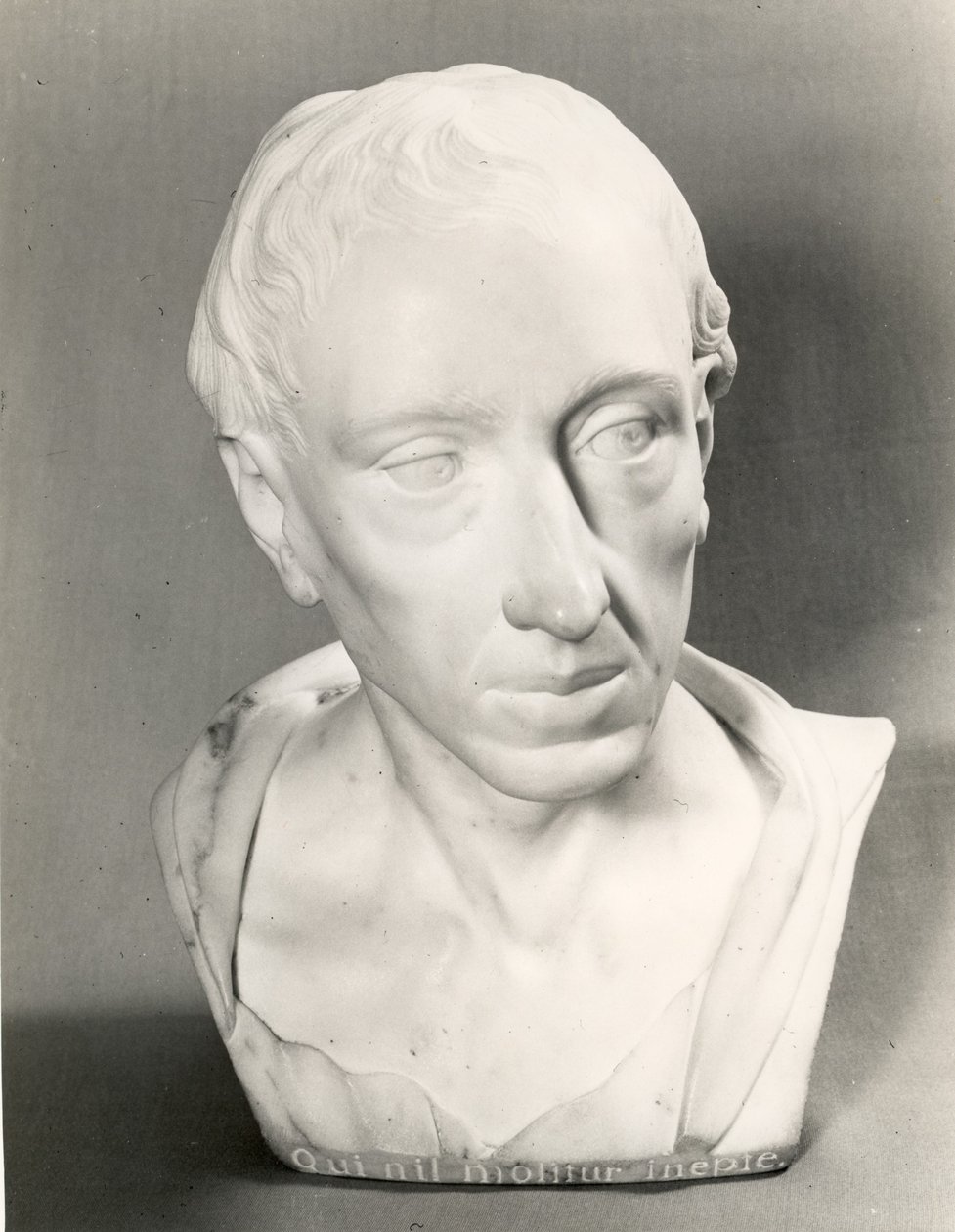 Alexander Popen rintakuva (marmori) tekijältä Louis Francois Roubillac