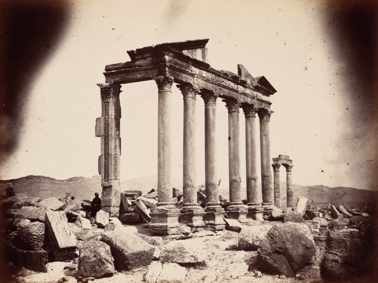 Mausoleumi pylväskäytävän länsipäässä, Palmyra ,1864 (kuva) tekijältä Louis Vignes
