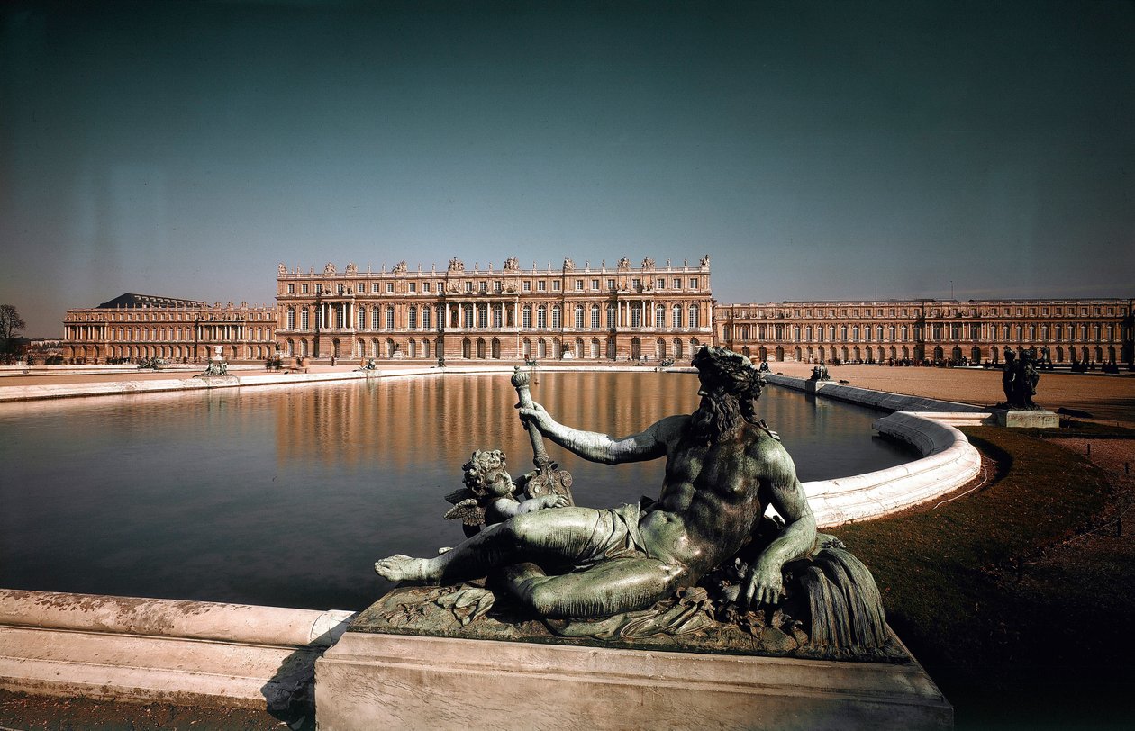 Näkymä Versaillesin linnan puiston julkisivulle ja suihkulähteille. Luoneet arkkitehdit Louis Le Vau (1612-1670) ja Jules Hardouin Mansart (1646-1708) 1668-1684 Chateaux of Versailles ja Trianon, Versailles tekijältä Louis and Mansart Jules H.  Le Vau