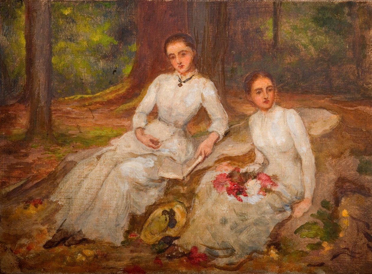 Kaksi valkopukuista naista istumassa metsäisellä laidalla, 1900. tekijältä Louisa Starr