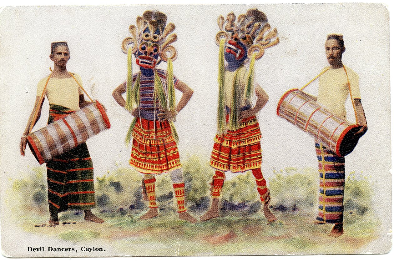 Paholaistanssijoita, Ceylon, noin 1900-20 (käsiväritetty valokuva). tekijältä Ltd. Ceylon Plâté