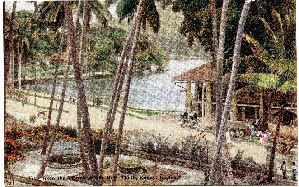 Näkymä Pyhän hampaan temppelistä, Kandy, Ceylon, noin 1900-20 (käsivärillinen valokuva). tekijältä Ltd. Ceylon Plâté