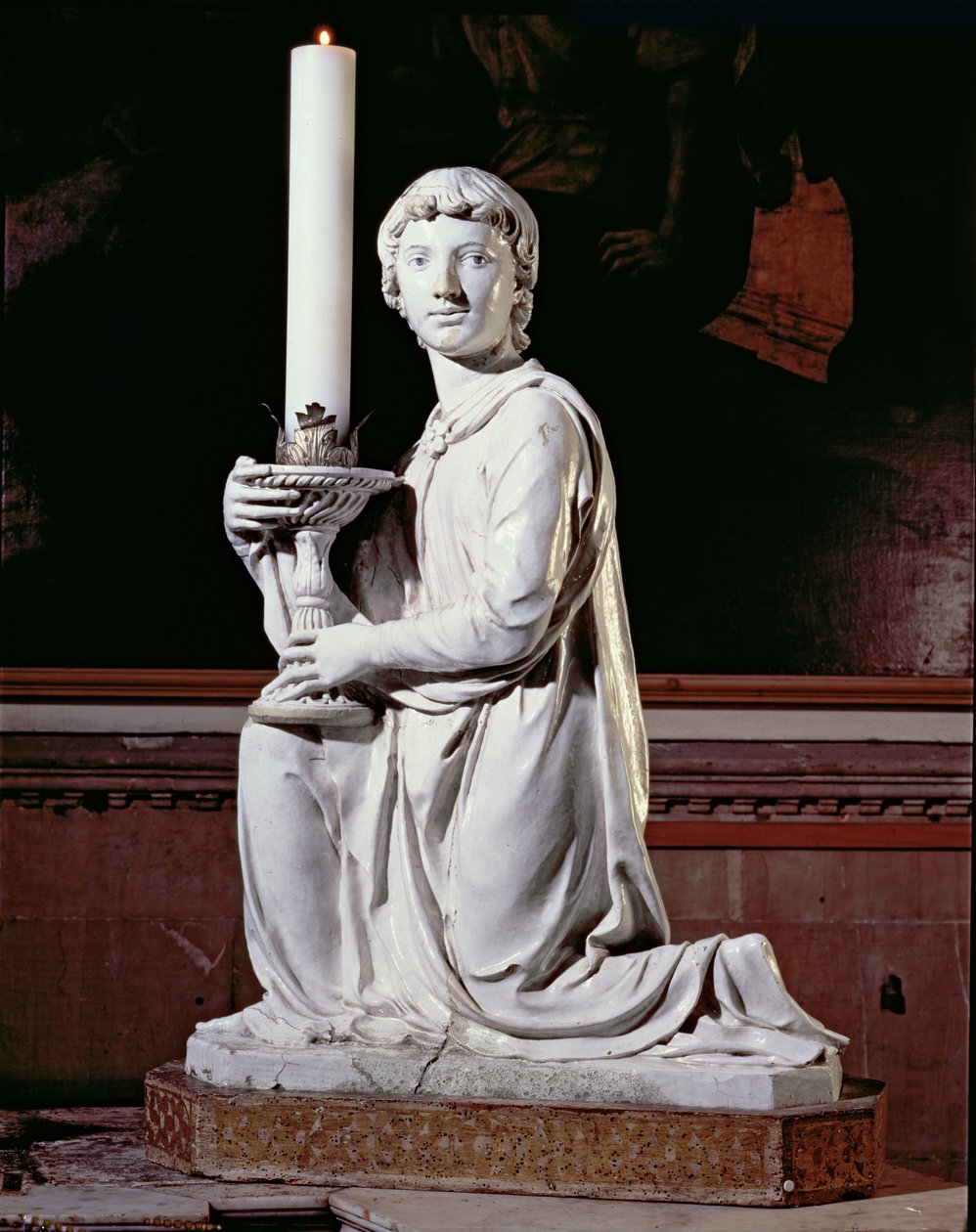 Enkeli pitelee kynttilää (lasitettu keraaminen) (katso lisätietoja numerosta 97635) (katso pari 97637-8) tekijältä Luca Della Robbia