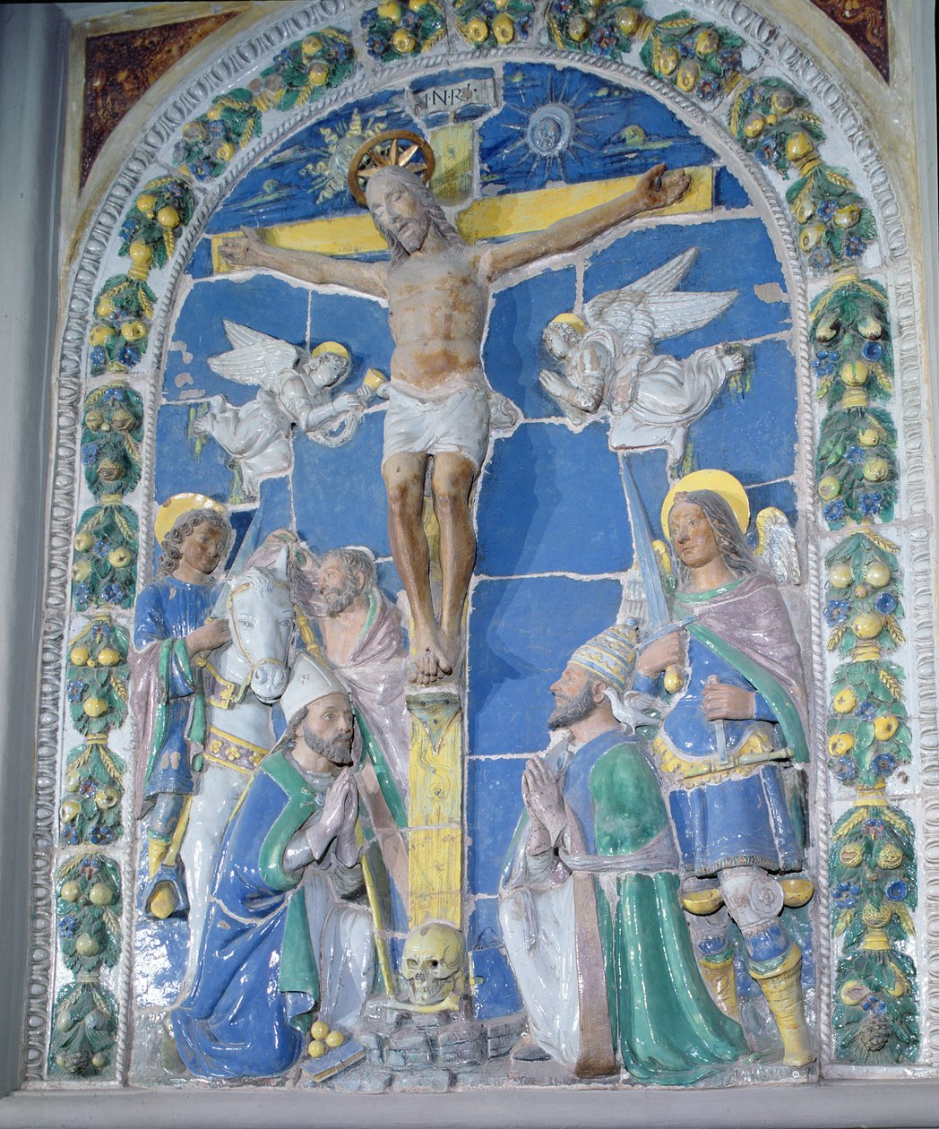 Ristiinnaulitseminen, basreliefi (tinalasitettu keramiikka) tekijältä Luca Della Robbia