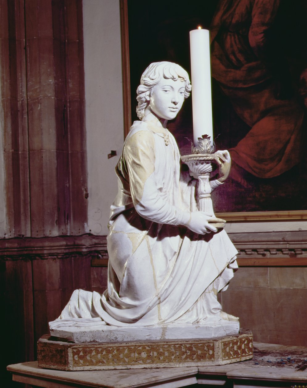 Enkeli pitelee kynttilää (lasitettu keraaminen) (katso lisätietoja numerosta 97638) (katso pari 97635-6) tekijältä Luca Della Robbia