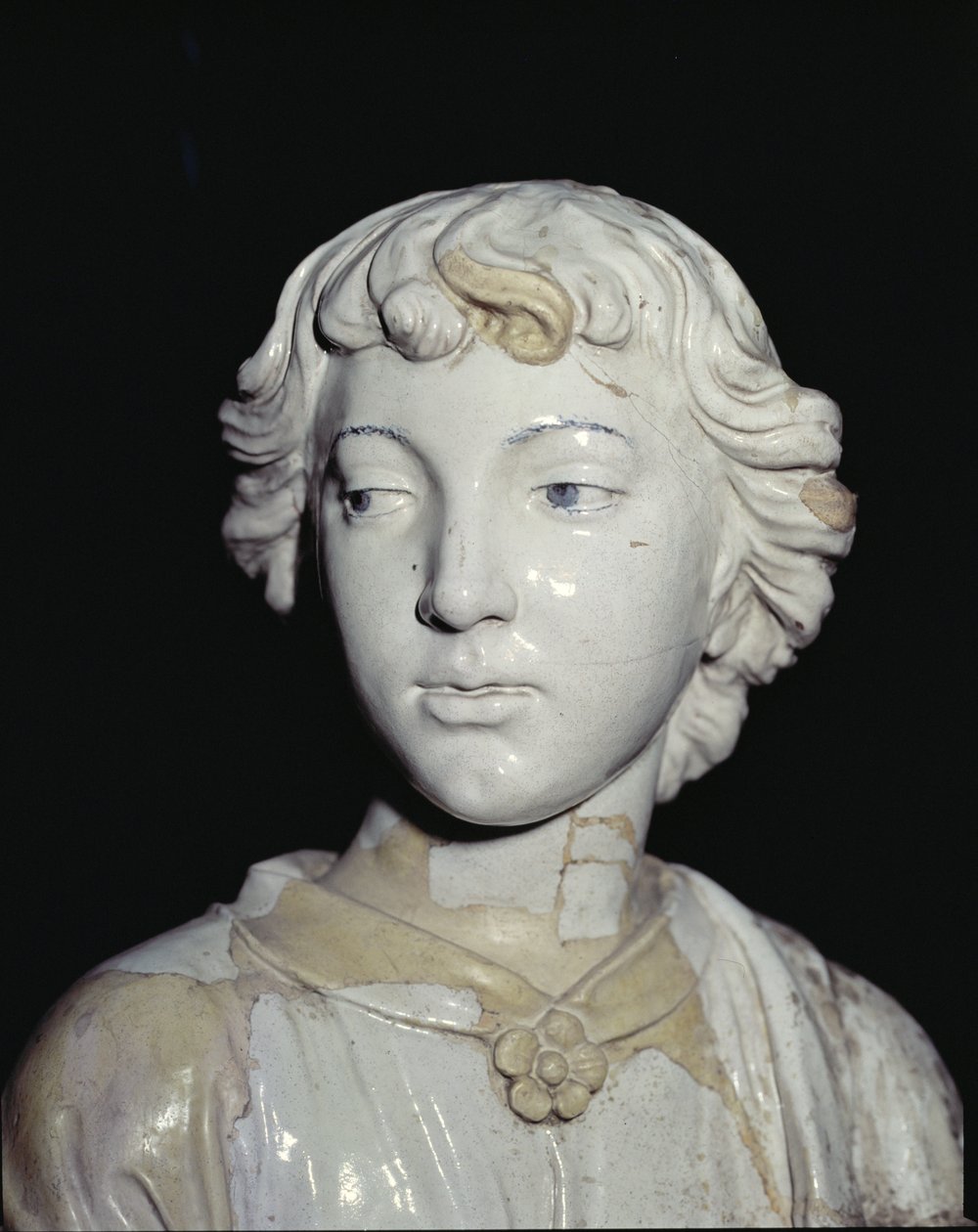 Enkeli pitelee kynttilää, pään yksityiskohta lasitettu keraaminen yksityiskohdat ks. 97637 pari ks. 97635-6 tekijältä Luca Della Robbia