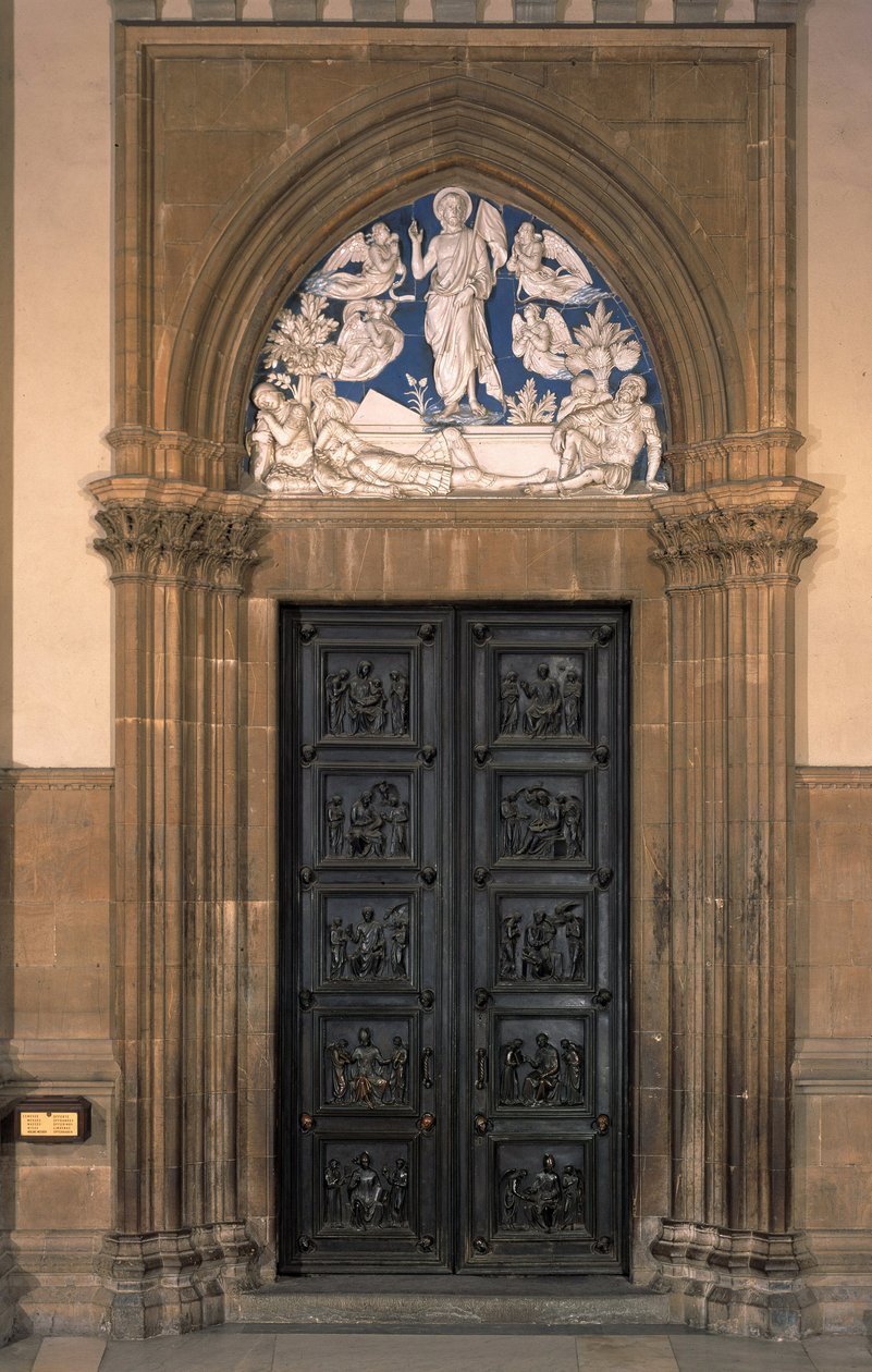 Emaloitu terrakotta, joka edustaa ylösnousemusta Santa Maria del Fioren kirkon sakristin pohjoisen oven yläpuolella - 1442 tekijältä Luca Della Robbia