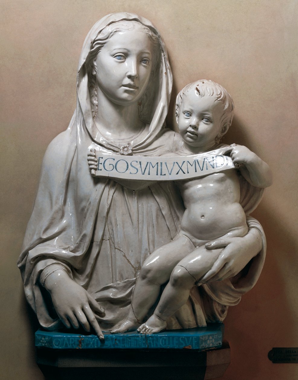 Pyhä neitsyt vauvan Vapahtajan kanssa, jolla on kirjakäärö tekijältä Luca Della Robbia