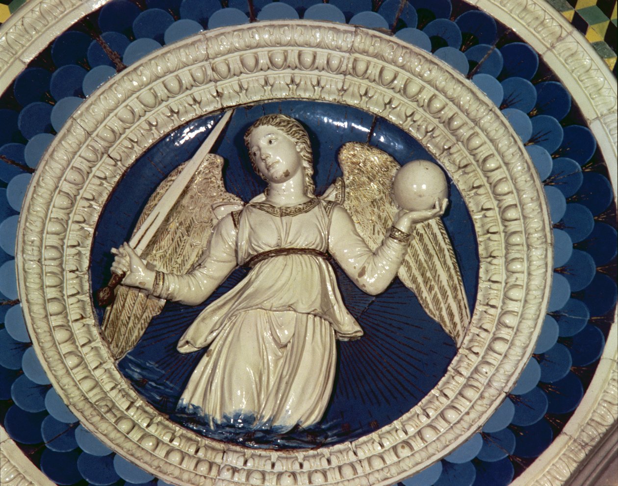 Justice, kierros Portugalin kardinaalin haudalta, 1460-luku (lasitettu terrakotta) tekijältä Luca Della Robbia