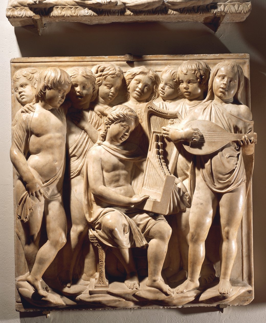 Ylistäkää häntä jousilla ja urkuilla (Psalmi 150, Ylistäkää Herraa), paneeli poikien kanssa laulamassa urkuilla, harpulla ja luutolla tekijältä Luca Della Robbia