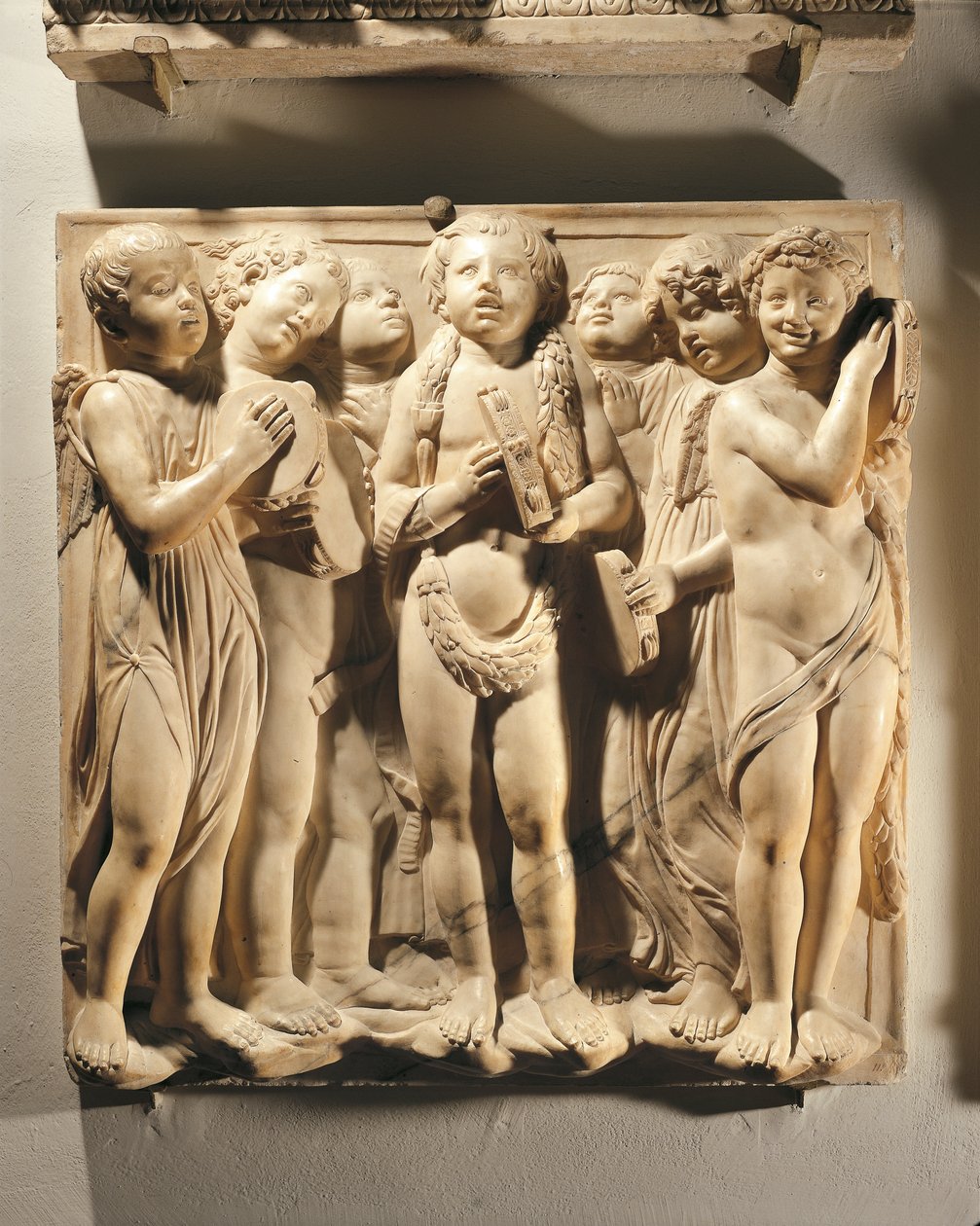 Ylistä häntä soivilla symbaaleilla (Psalmi 150, Kiittäkää Herraa), paneeli putilla ja enkeleillä soittamassa symbaaleja tekijältä Luca Della Robbia