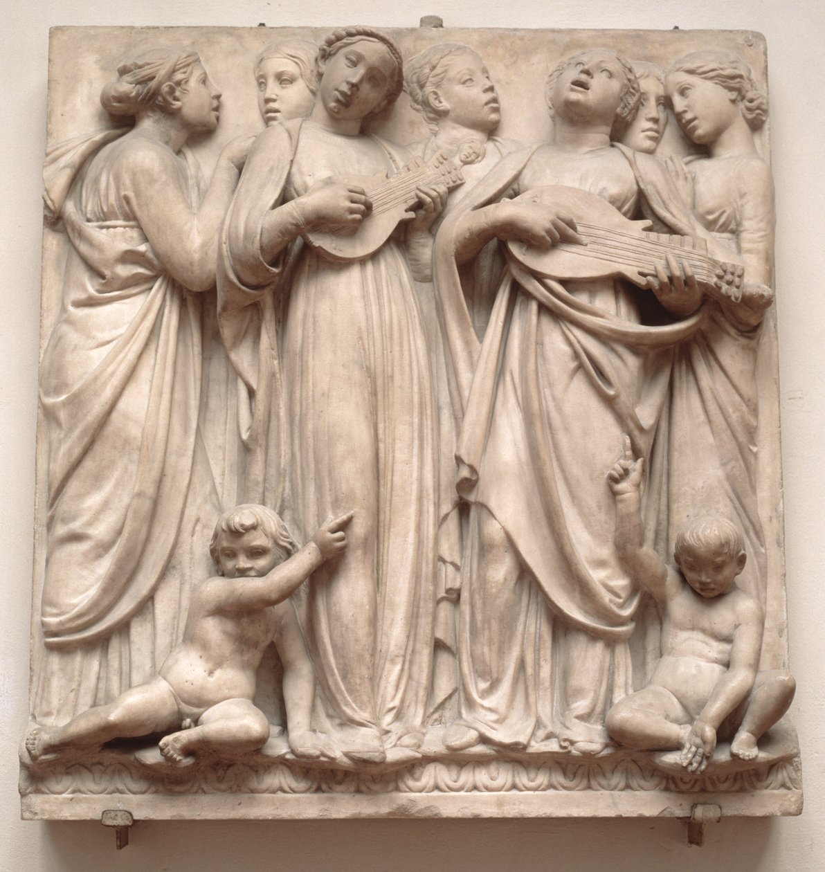 Laulavat enkelit, helpotus Kantorialta, n.1432-38 (marmori) tekijältä Luca Della Robbia
