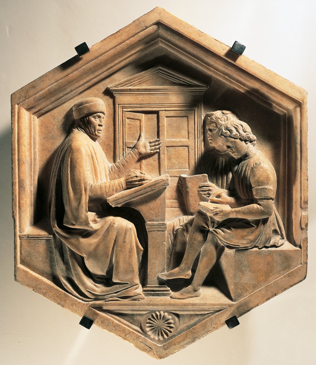 Tutkija Priscian opettaa kahta opiskelijaa tekijältä Luca Della Robbia