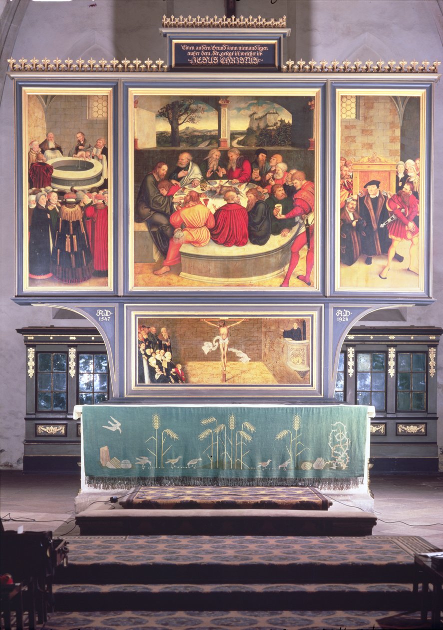 Triptyykillä varustettu alttari, joka kuvaa: vasen paneeli, Philipp Melanchthon (1497-1560) suorittamassa kasteen Martin Lutherin (1483-1546) avustamana; keskipaneeli, viimeinen ehtoollinen Lutherin kanssa apostolien joukossa; tekijältä Lucas Cranach the Elder