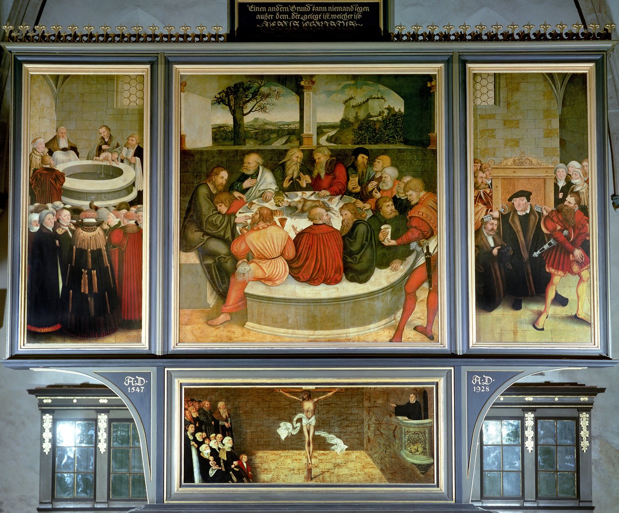 Triptyykki, vasen paneeli, Philipp Melanchthon suorittaa kasteen Martin Lutherin avustamana; keskipaneeli, viimeinen ehtoollinen Lutherin kanssa apostolien joukossa; oikea paneeli, Luther tekee tunnustuksensa; Luther tekijältä Lucas Cranach the Elder