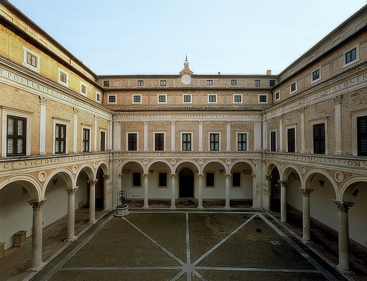 Palazzo Ducalen sisäpiha Urbinossa. 1472. Valokuva vuodelta 1999 tekijältä Luciano Laurana