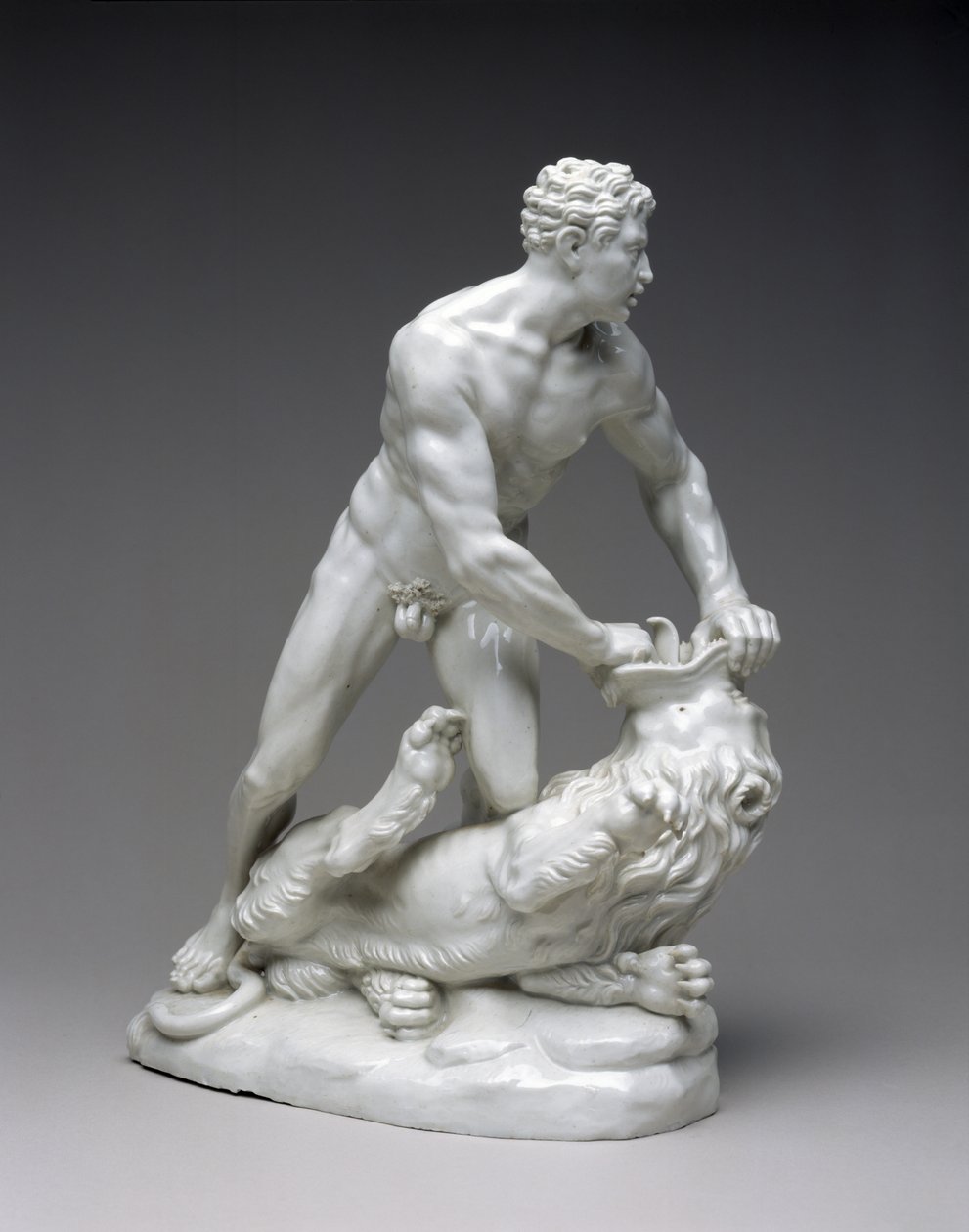 Figuuri Herkules ja Nemean Lion, n. 1775 (kovatahnainen posliini) tekijältä Ludwigsburg Porcelain Factory Ludwigsburg Porcelain Factory