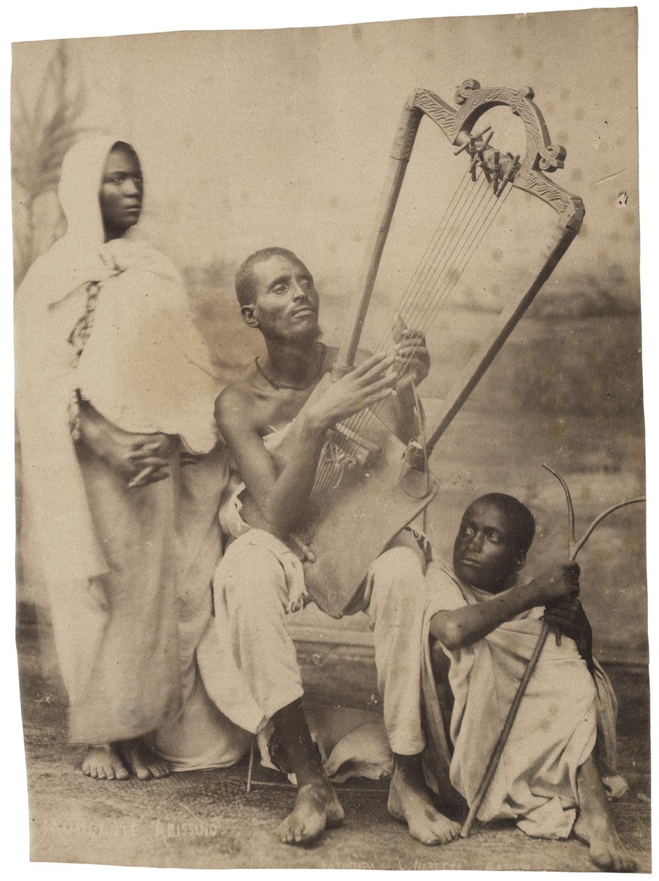 Kolme abessinialaista perinteisessä puvussa, n. 1880-90 tekijältä Luigi Naretti