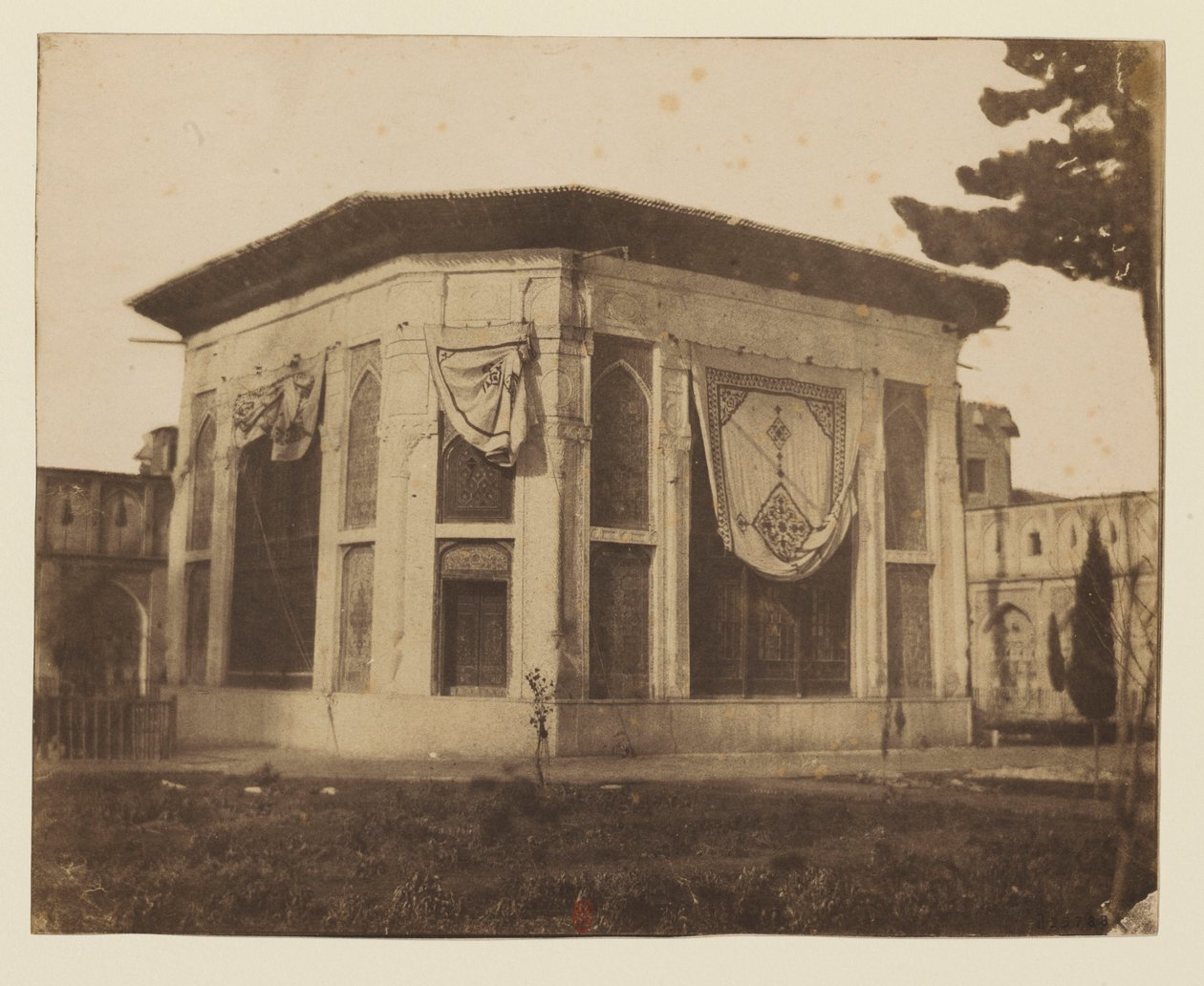 Téhéran. Un pavillon du Palais tekijältä Luigi Pesce