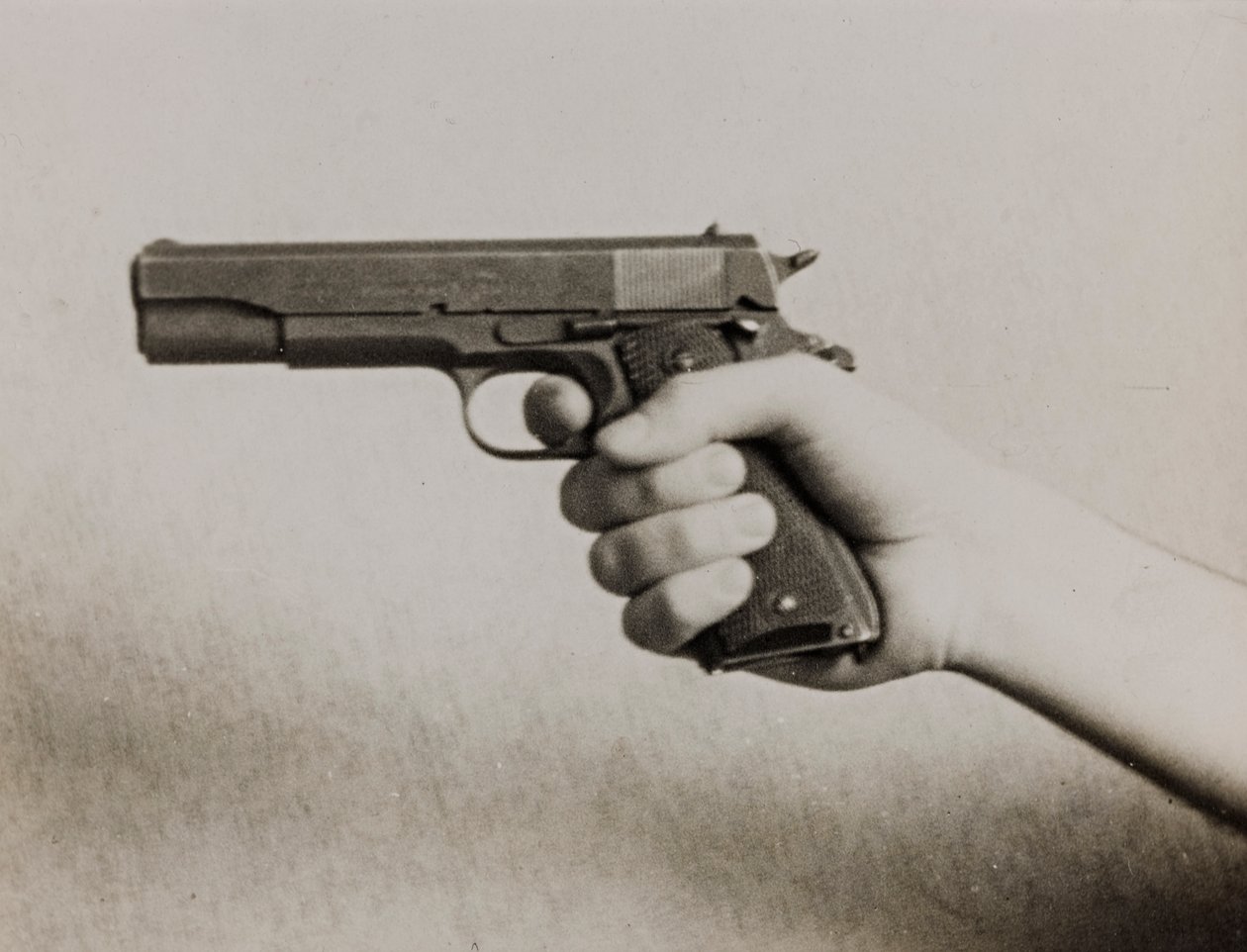 Käsi, jossa on automaattipistooli tekijältä Luigi Leoni