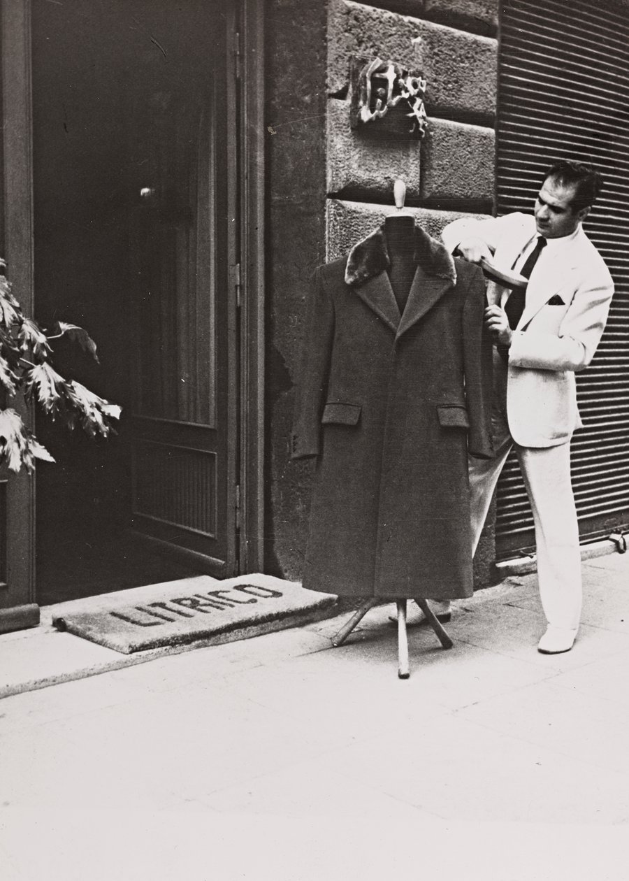 Angelo Litrico, Nikita Hruštšovin sekä John F. Kennedyn, Juan Perónin, Titon ja Dwight D. Eisenhowerin stylisti, liikkeensä ulkopuolella Roomassa. tekijältä Luigi Leoni