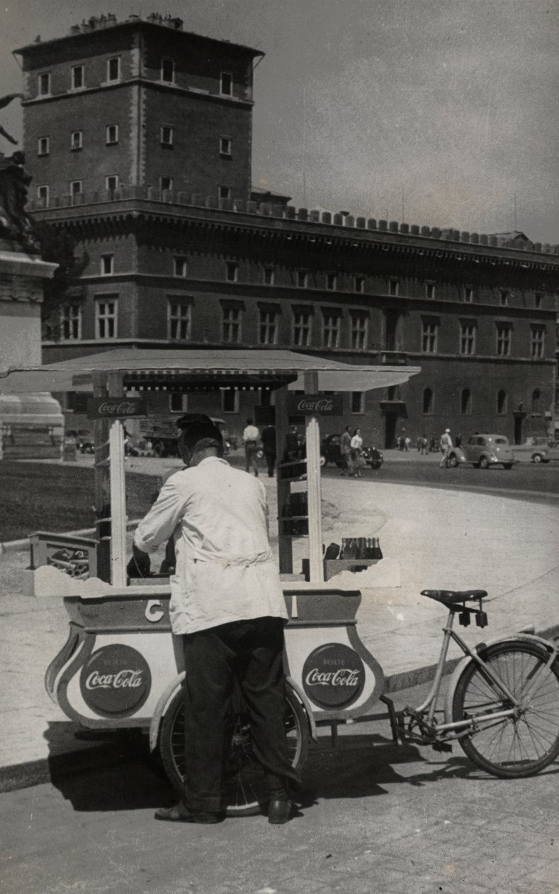 Gelaton (jäätelön) kauppias Piazza Venezialla, Roomassa. tekijältä Luigi Leoni