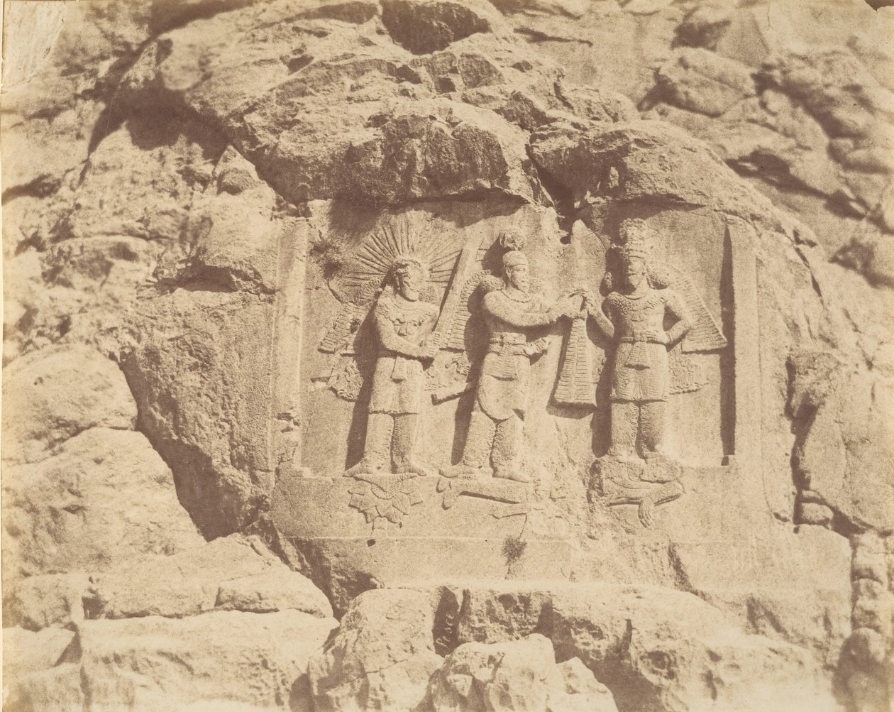 7 [Tag-e Bustan, Shapour II:n kruunausseremonia, Kermanshah], 1840-60-luku. tekijältä Luigi Pesce