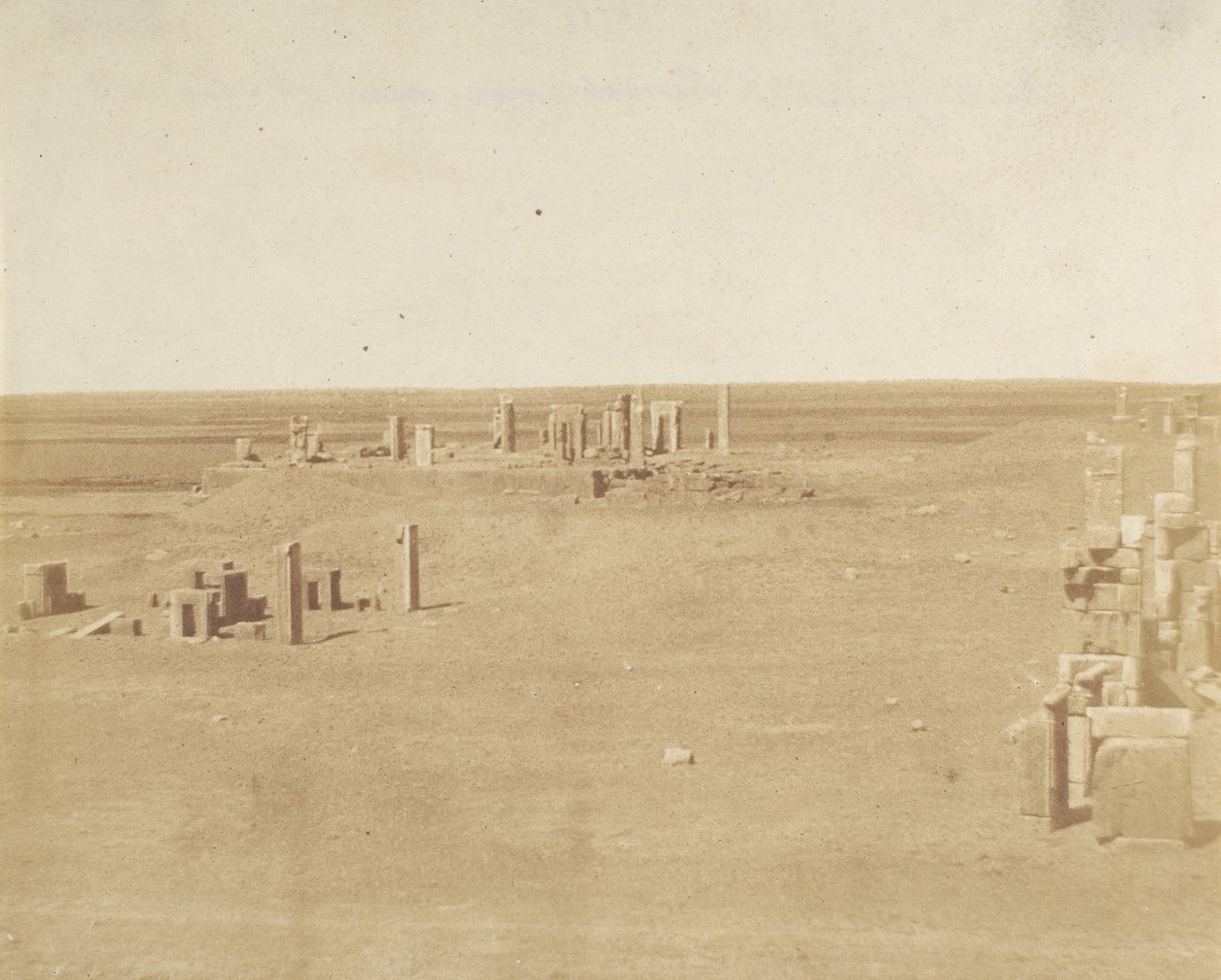 Yleiskuva Persepoliksesta otettu vuorelta, 1858. tekijältä Luigi Pesce