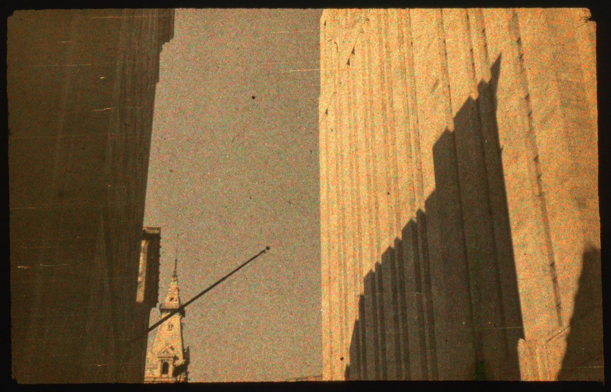 Värivalokuva kaupunkirakennuksista Autochrome LumiÃ¨re -kameralla ja 35mm kameralla ennen... tekijältä Luis Marden